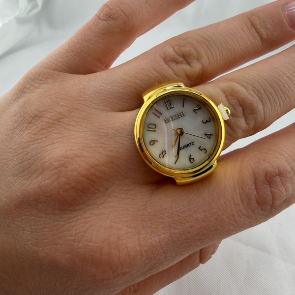Gold Round Quartz Watch